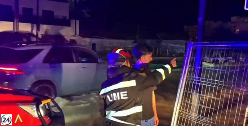 La UME realiza labores nocturnas en Ibiza para drenar viviendas y limpiar calles cerca del aeropuerto.