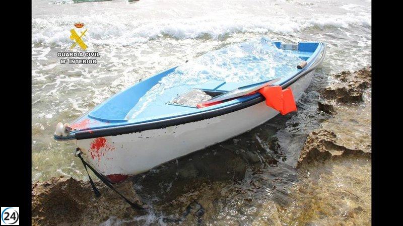 Rescatan a 16 migrantes en Formentera tras su arribo en embarcación clandestina.