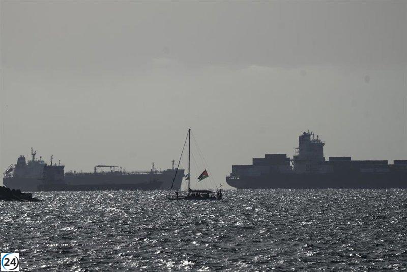 Activistas de la flotilla son sometidos a revisión en el puerto israelí de Asdod.