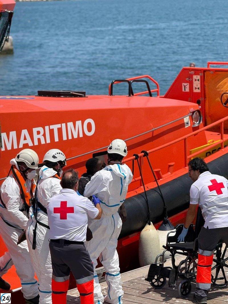 Rescatan a 26 migrantes en una embarcación al sur de Formentera.
