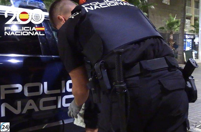 Arresto de un individuo por intento de robo de una cadena de oro y un teléfono en Playa de Palma.