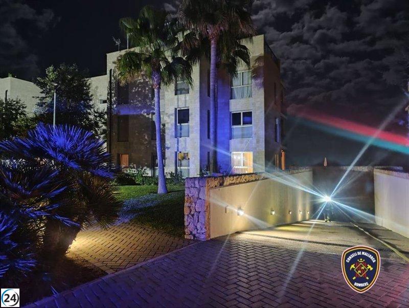 Bomberos de Mallorca sofocan fuego en un complejo de apartamentos en Cala Figuera.