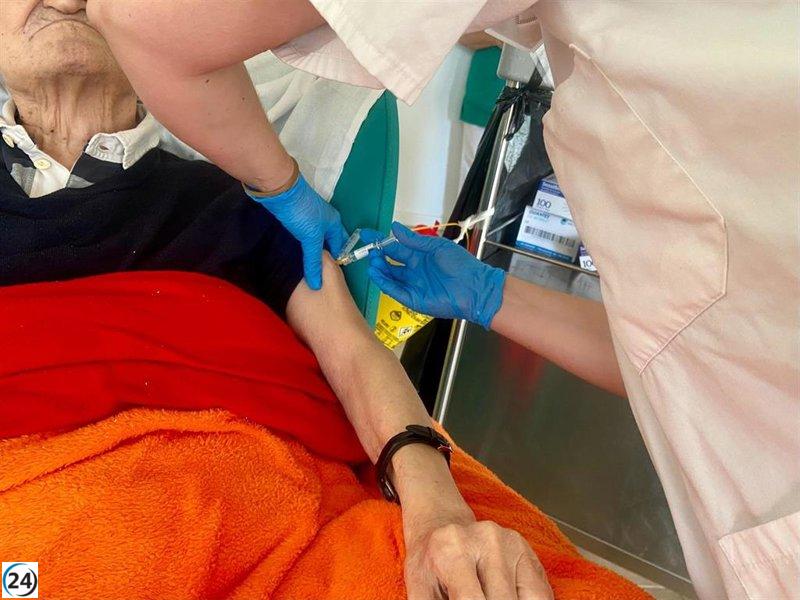 Lanza la campaña de vacunación contra la gripe y Covid en residencias y centros de día.