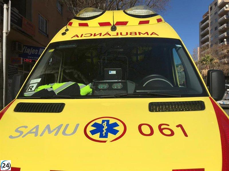 Joven motociclista sufre heridas graves al impactar contra un cartel en Palma.