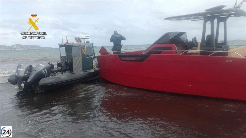 Tripulantes en Ibiza intentan arrollar a la Guardia Civil mientras transportan 500 kilos de cocaína.
