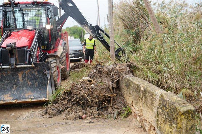 El Govern de Ibiza toma medidas preventivas: retira vehículos y desatasca desagües para frenar inundaciones.