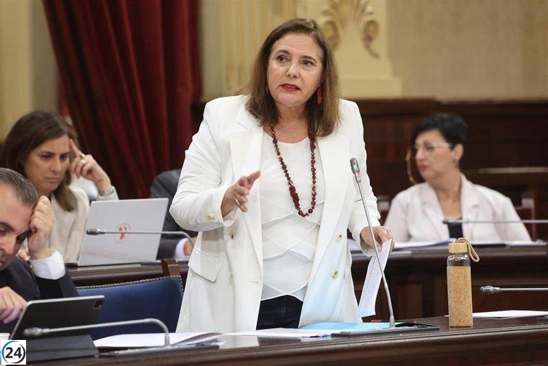 García defiende la sanidad pública universal y se opone a la propuesta de Vox de restringir la atención a migrantes.