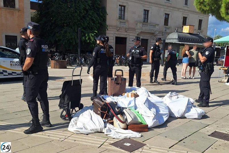 Confiscan nuevamente abundante mercancía a vendedores informales en el Parc de la Mar.