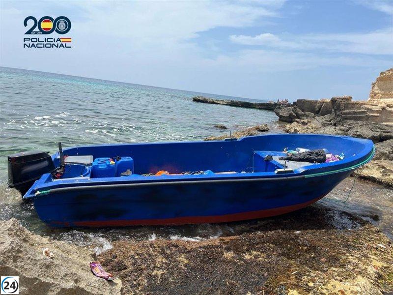 Rescatan a 17 migrantes en una embarcación clandestina cerca de Formentera.