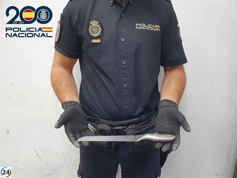 Arrestado por amenazar con un cuchillo a una amiga retenida en su baño.