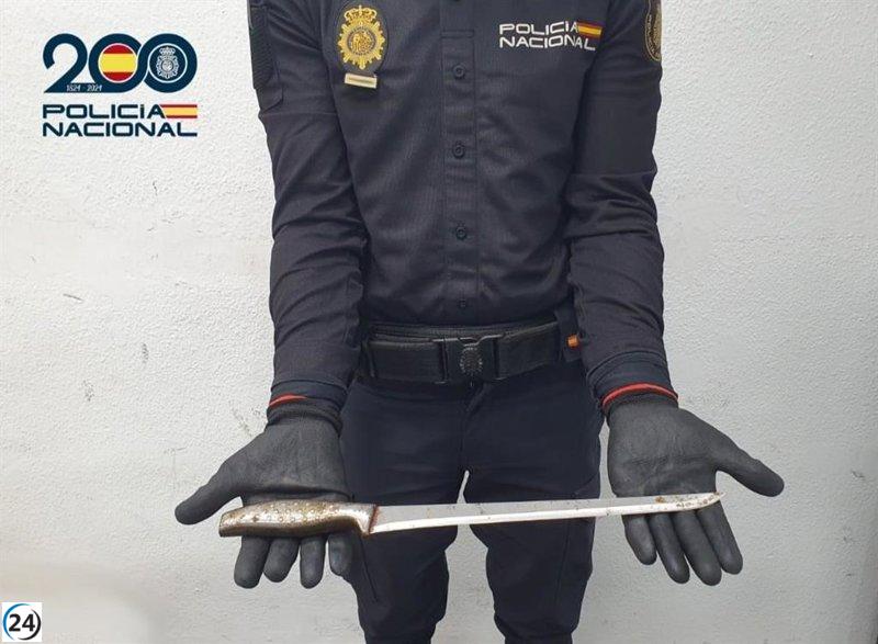 Arrestan a un hombre por intimidar a niños con un gran cuchillo en la vía pública.