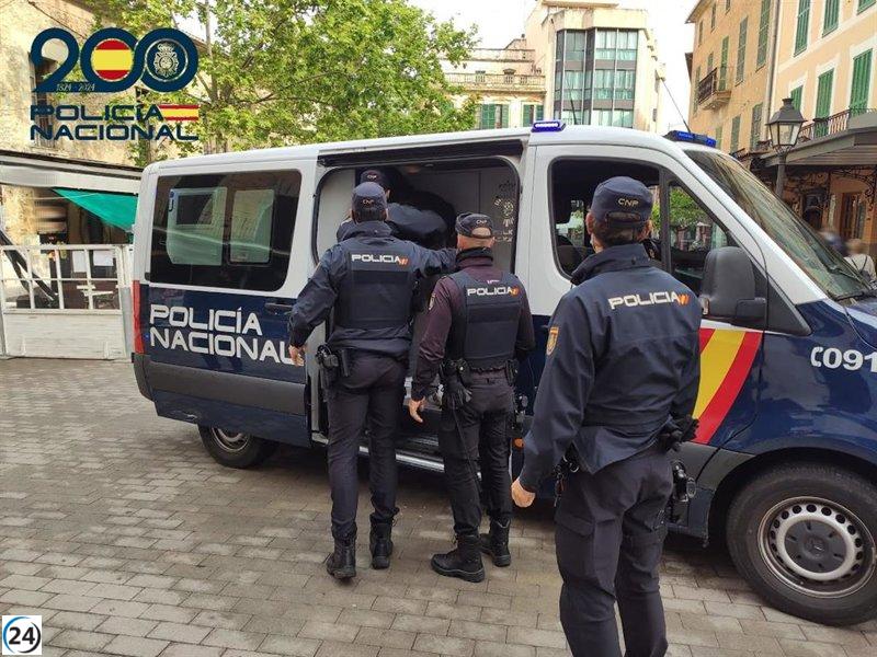Tres arrestados en Palma por asaltar a un joven y amenazarlo de muerte.