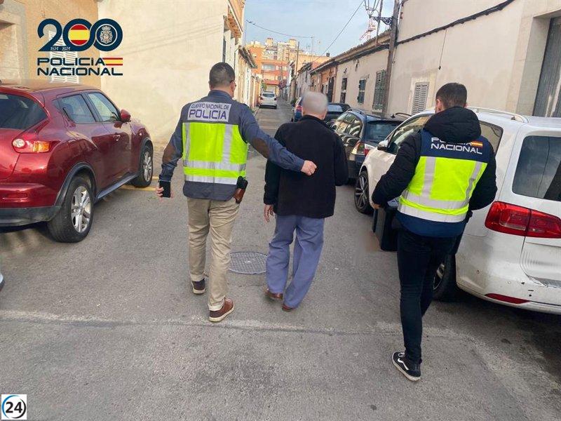 Arrestan a un hombre por posesión y difusión de material de abuso infantil.