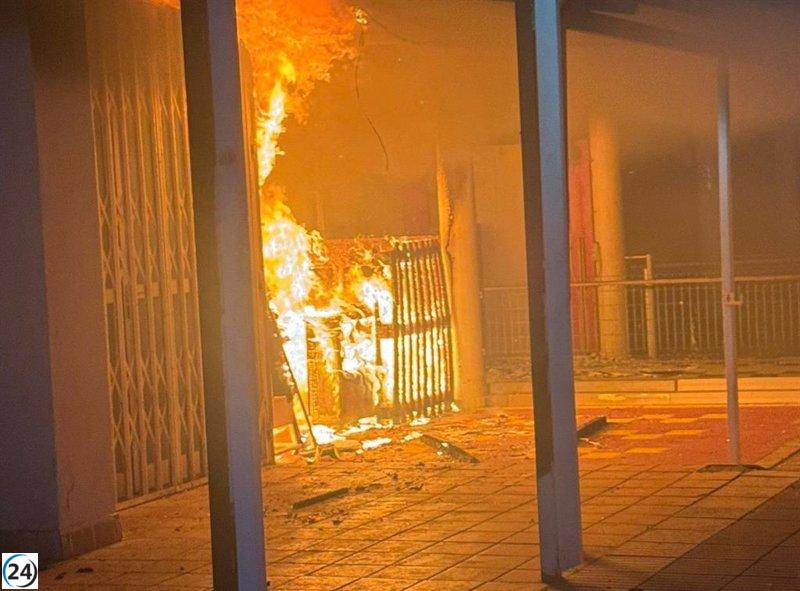 Flames devoran la terraza de un establecimiento en Alcúdia.
