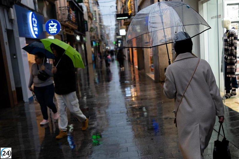 Alertan por lluvias en Pitiusas y olas de hasta tres metros en Menorca.