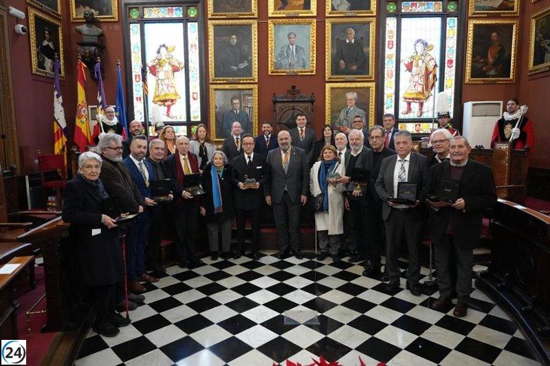 Cort reconoce a Pilar Juncosa y Caty Juan del Corral como Hijas Ilustres y entrega las Medallas de Oro de la Ciudad.