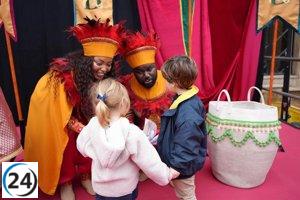 Pajes reales visitan Palma para recoger las cartas de los niños a los Reyes Magos.