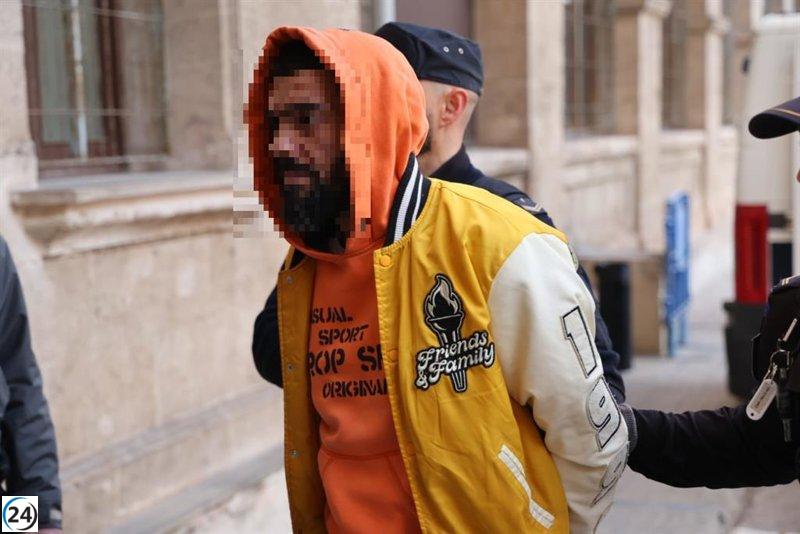 El presunto agresor por violencia de género en Palma se presenta ante la justicia.