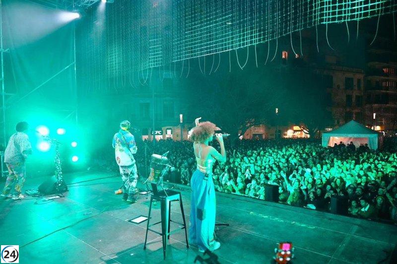 Cerca de 10.000 asistentes vibran con el concierto de Crystal Fighters en Palma.