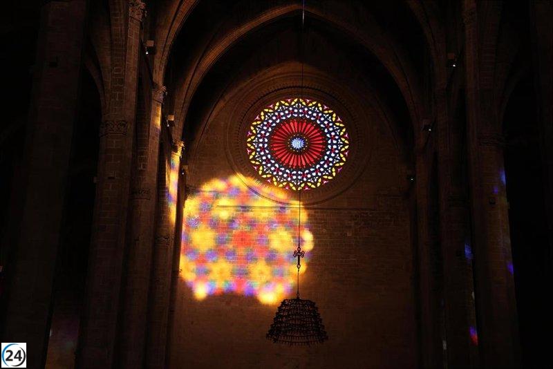 La 'Festa de la Llum' atrae a más de 1.000 asistentes en la Catedral, aunque las nubes impiden disfrutar del espectáculo.