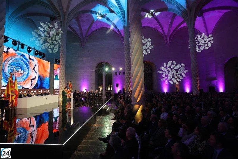 Prohens resalta la calidez de Baleares, pero alerta sobre el crecimiento poblacional que no se puede mantener.