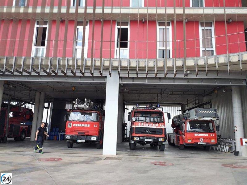 Incendio en la calle Jeroni Rosselló de Palma quema dos coches y una moto.
