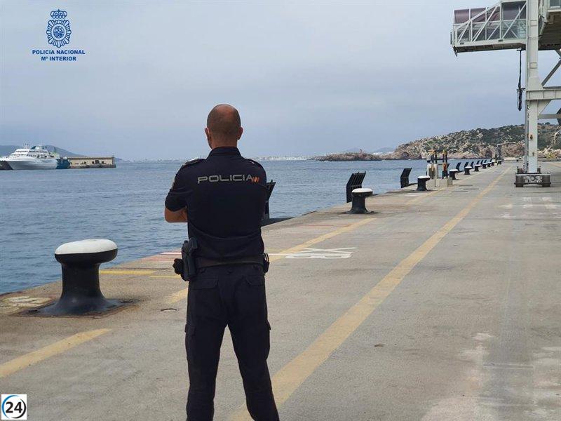 Tres personas arrestadas por trasladar 14 migrantes en una patera.