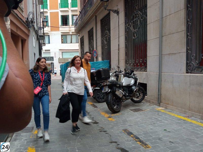 Armengol es recibida con aplausos en la sede del PSIB durante la noche electoral.