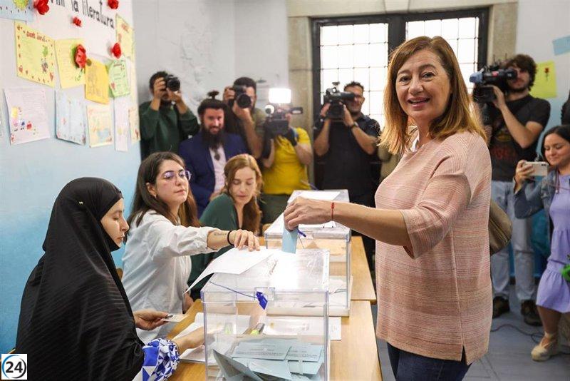 La presidenta Armengol vota con emoción e ilusión y llama a una gran participación ciudadana.
