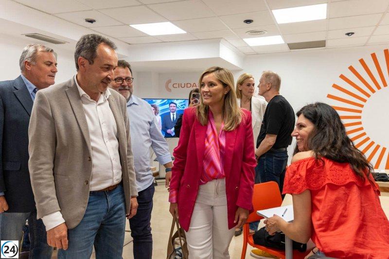 Patricia Guasp, portavoz de CS y candidata al Govern, recibe aplausos al llegar a la sede.