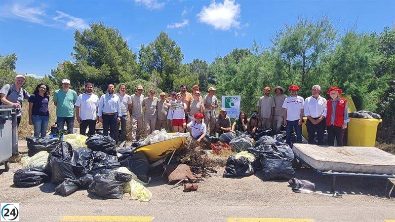 En Magaluf se recogen 830 kg de basura en una jornada de limpieza en el Área Biológica Crítica.
