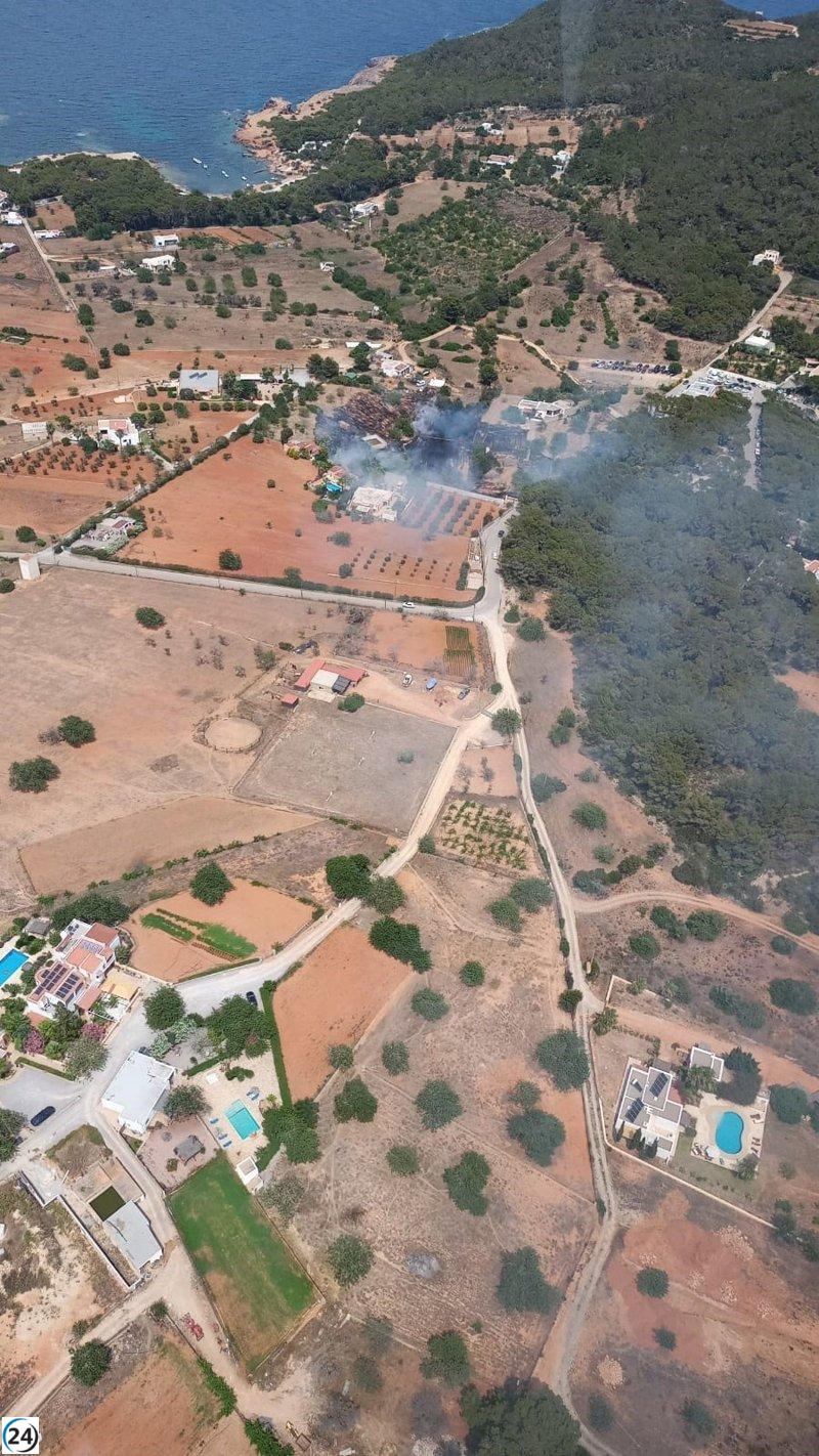 Bomberos del Consell de Ibiza e Ibanat combaten tres incendios en la isla.