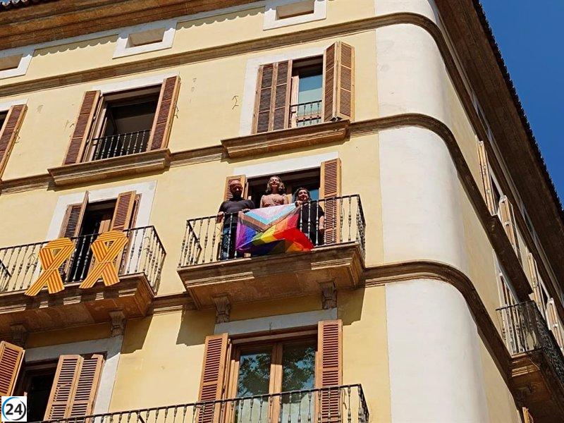 MÉS per Palma cuelga la bandera LGTBI+ en su balcón en apoyo al Orgullo.