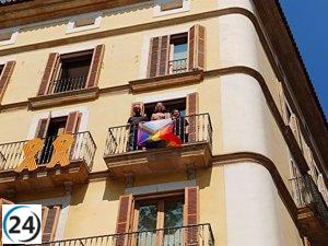 MÉS per Palma cuelga la bandera LGTBI+ en su balcón en apoyo al Orgullo.