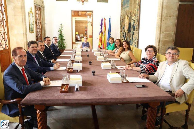 Los nuevos consellers de Prohens participan en el tradicional intercambio de carteras con sus predecesores este martes.
