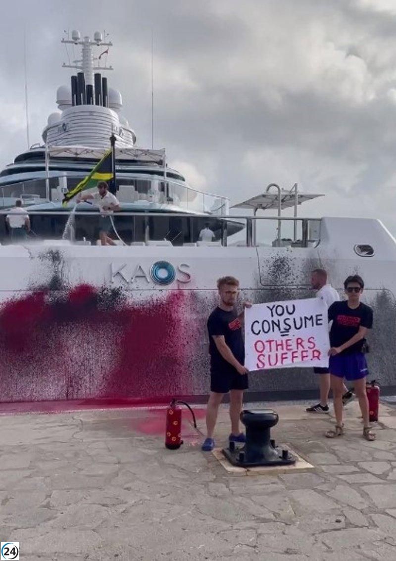 Activistas de Futuro Vegetal pintan megayate en protesta por crisis climática.