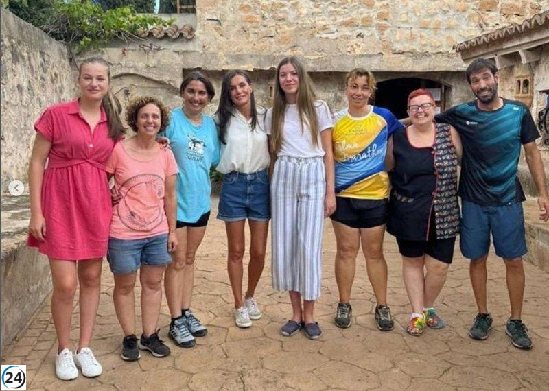 La reina Letizia y sus hijas sorprenden con visita a la Granja Escola Jovent (Palma)
