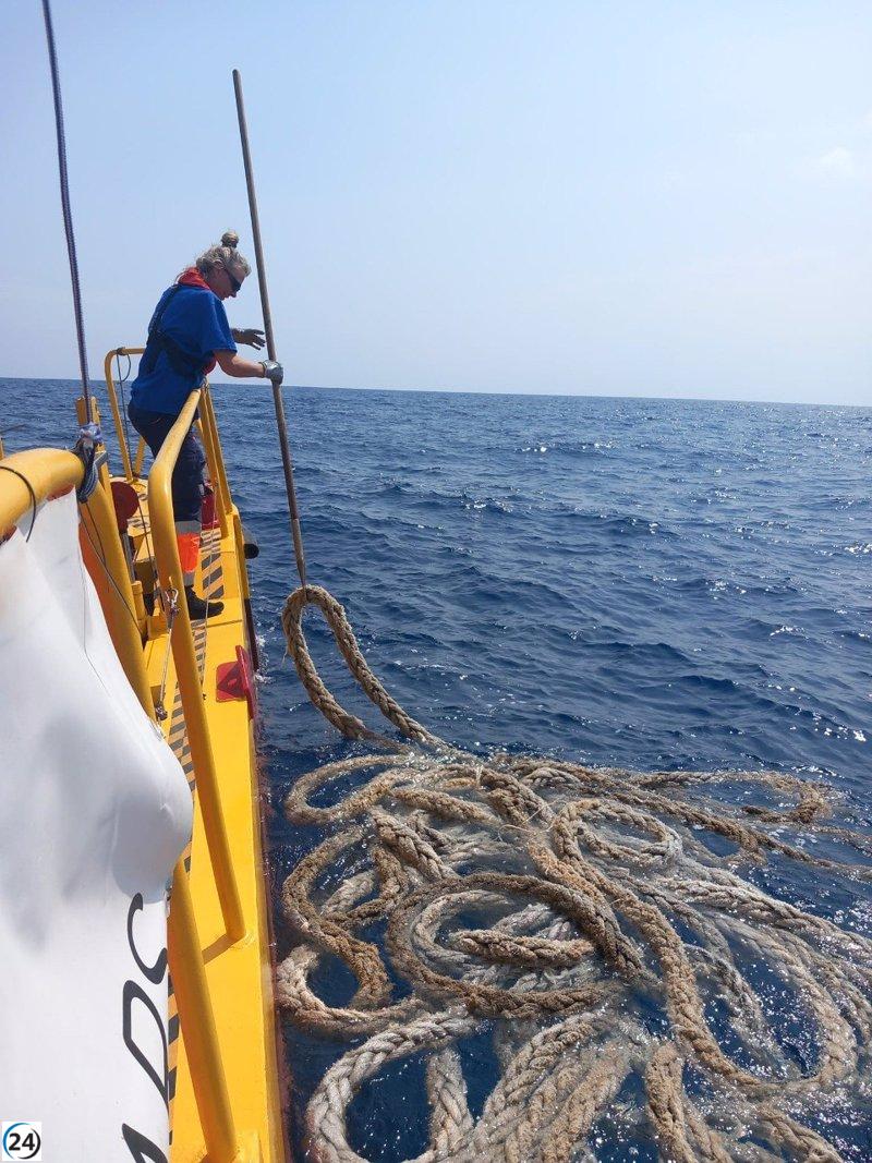 El servicio de limpieza del litoral elimina más de 5 toneladas de residuos en junio en las costas de Baleares.