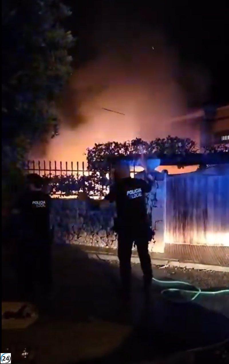 Incendio en Alcúdia quema coche y motocicleta en un porche residencial