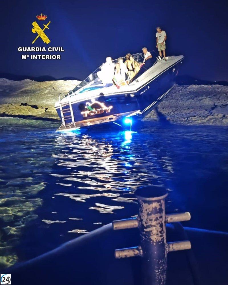 Rescatadas 11 personas de una lancha embarrancada en un islote de las Pitiusas