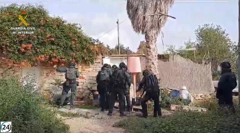 Pareja de delincuentes conocidos capturados tras atracar turistas con arma corta en Ibiza