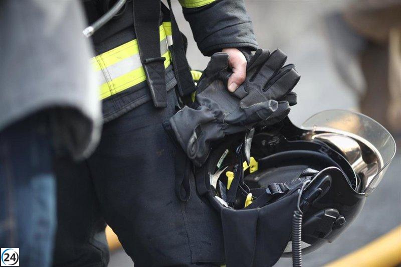 Bomberos rescatan tienda de ropa en el casco histórico de Ibiza de devastador incendio.