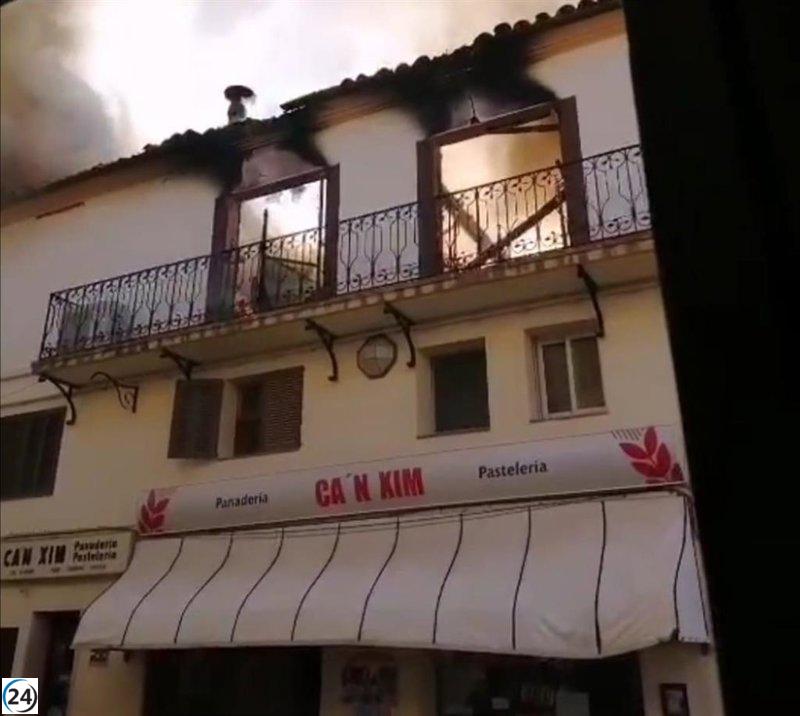 Equipo de bomberos y técnicos municipales evalúan la condición de la fachada del horno en llamas en Pollença