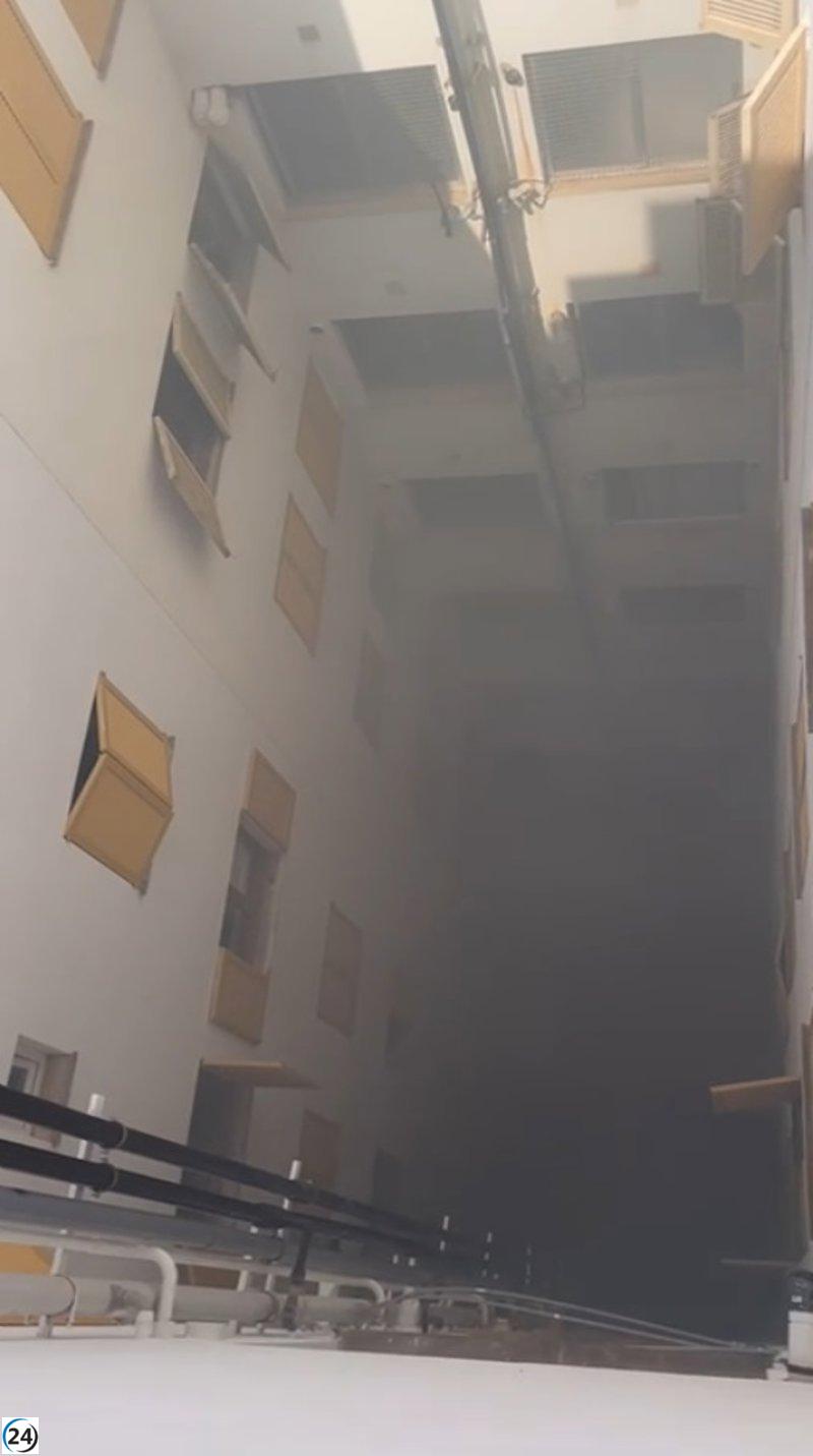 Los Bomberos de Palma intervienen en un incendio domiciliario en avenida Argentina