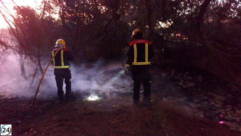 Los bomberos evitan que un incendio en un vehículo se propague a áreas forestales en Formentera gracias a su pronta reacción.