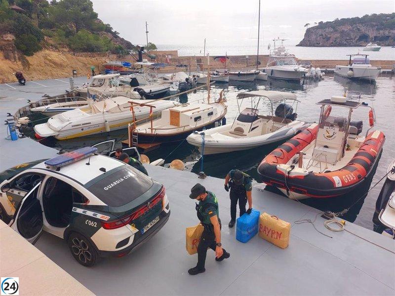 La Guardia Civil decomisa 18 paquetes de hachís en las costas de Calvià y Andratx.