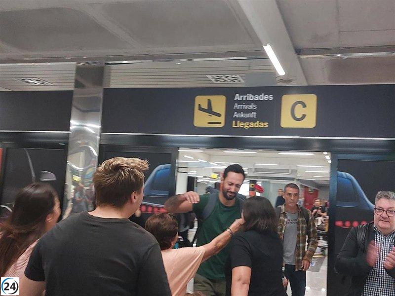 El rapero Valtonyc es recibido por una multitud en su llegada al aeropuerto de Palma de Mallorca.