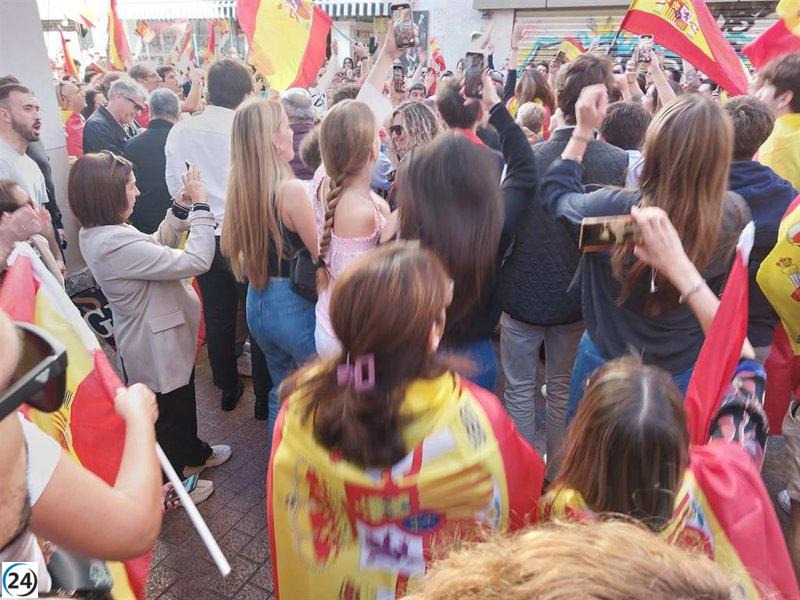 Una multitud se reúne nuevamente frente a la sede del PSOE en Palma este domingo.