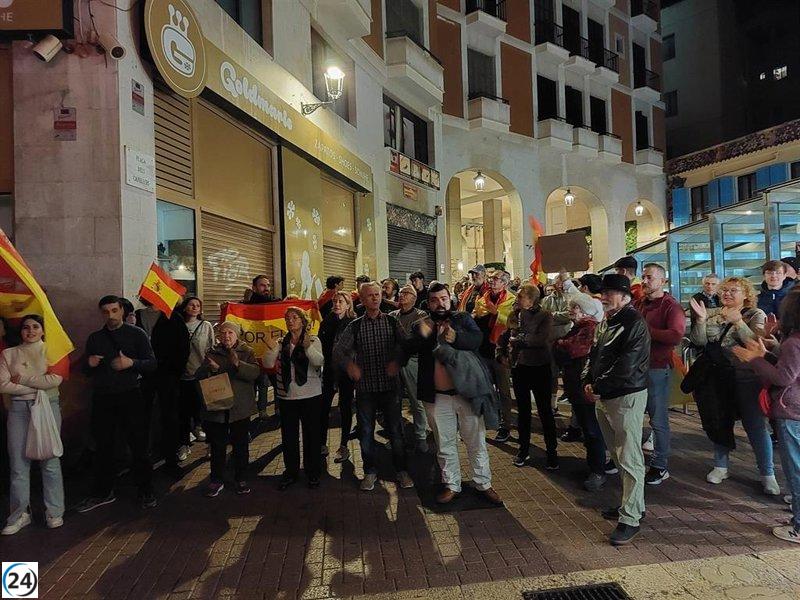 Manifestantes en Palma se congregan de nuevo afuera del PSOE alzando consignas contra Sánchez y la amnistía.