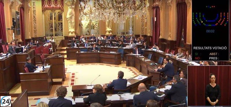 El Parlament aprueba la moción de Vox sobre el catalán en la función pública a pesar de la ausencia de Prohens.